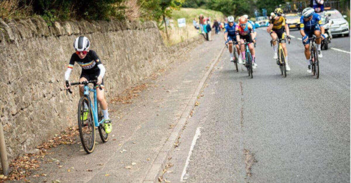 12 enne accelera e lascia indietro i ciclisti professionisti nel Tour of Britain