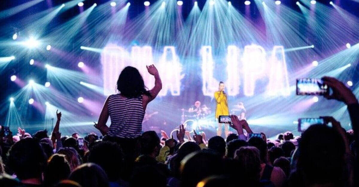 Le donne dello zodiaco che amano ascoltare musica live