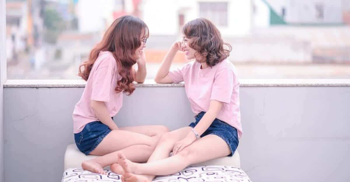 5 segni zodiacali che amano spettegolare e sono incredibilmente curiosi