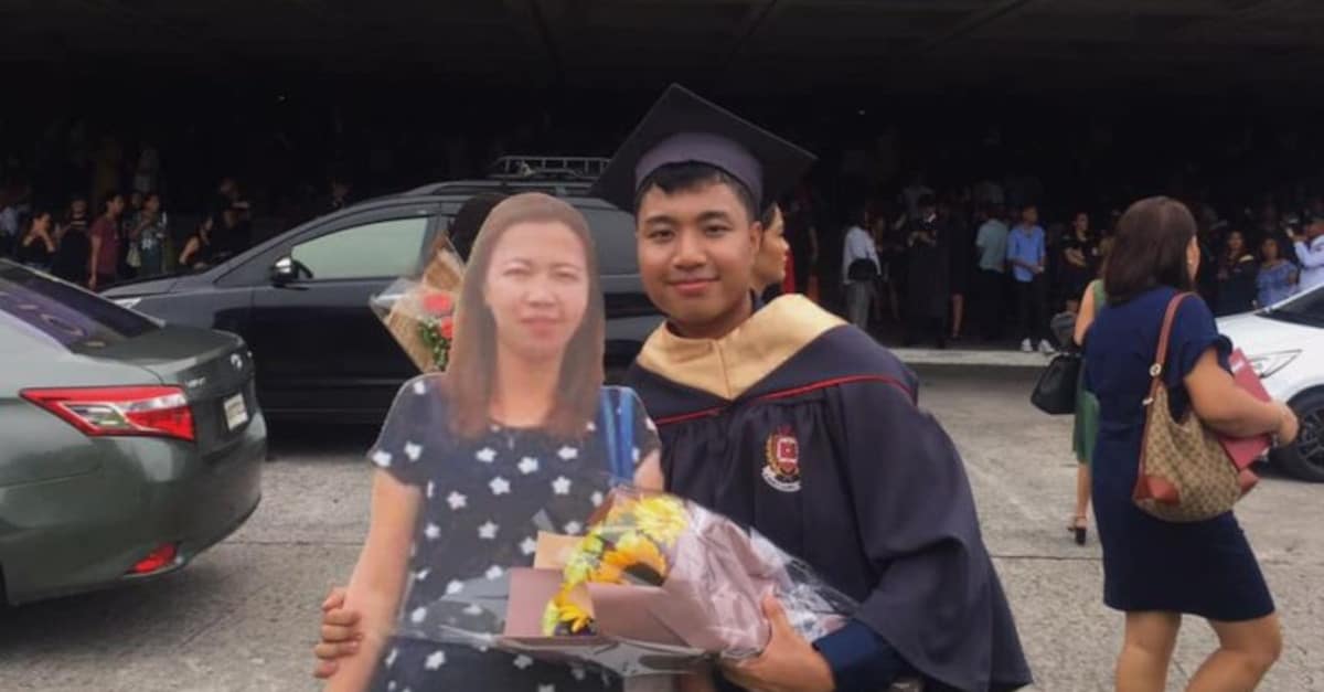 Lo studente rende omaggio alla madre defunta “portandola” alla sua laurea