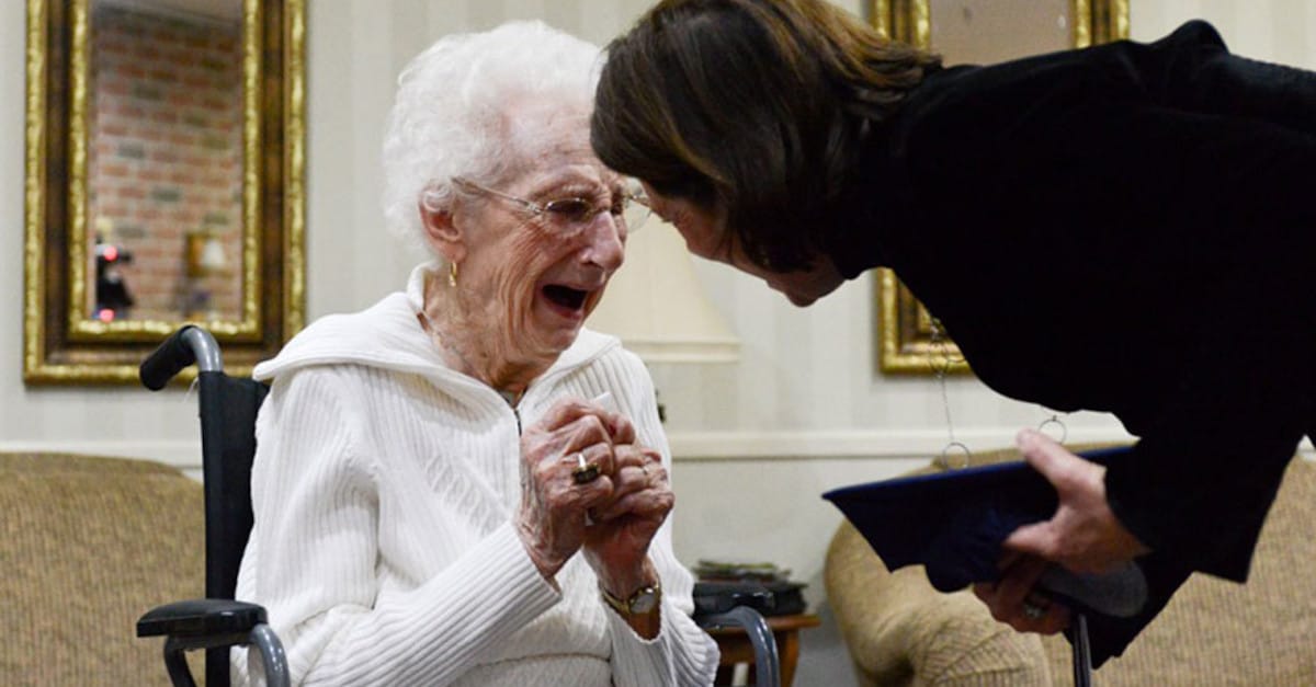97enne piange di gioia dopo essersi finalmente diplomata