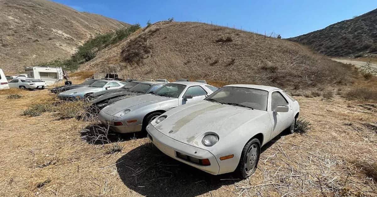 Un tesoro in mezzo al deserto; Trovano una collezione di auto Porsche 928 abbandonate