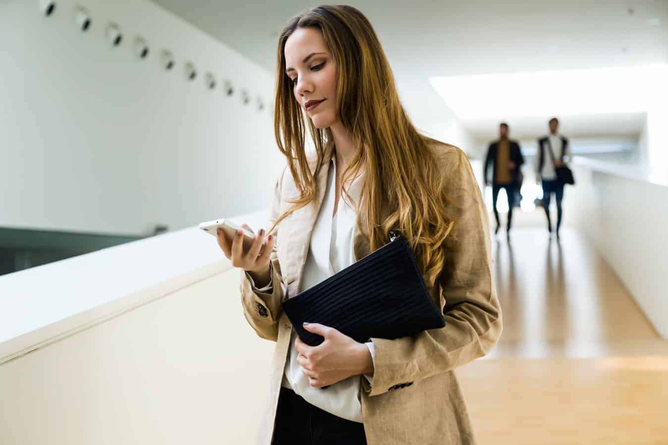 Le donne di questi 3 segni zodiacali amano lavorare fino a tarda notte