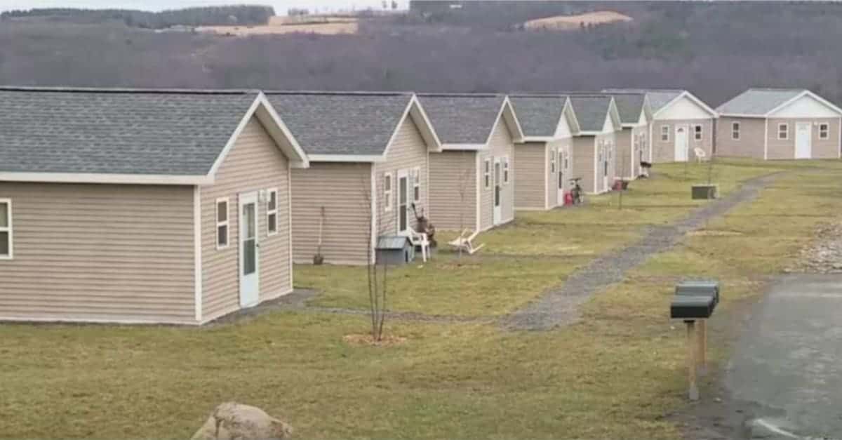 L’uomo trasforma la vita costruendo case per i senzatetto