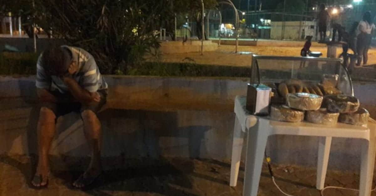 Ha pubblicato una foto di suo padre frustrato per non aver venduto nulla. Centinaia di persone sono andate a sostenerlo