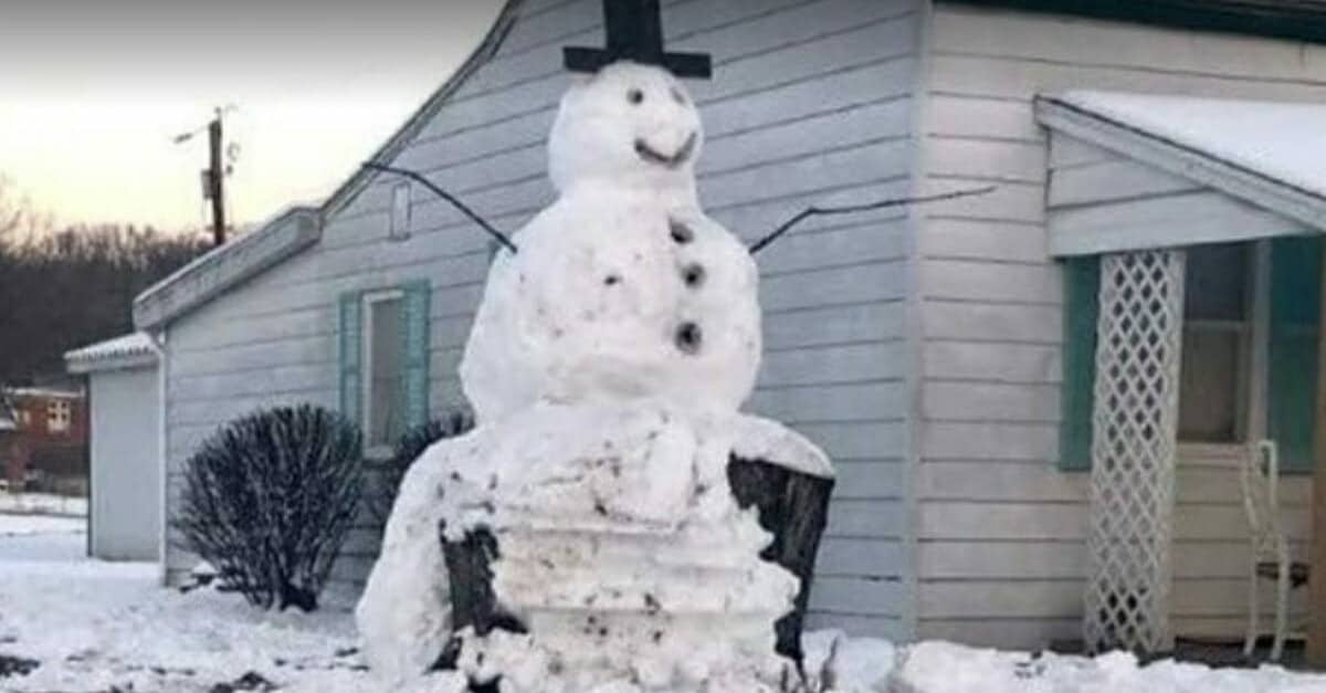 Vuole distruggere il pupazzo di neve di famiglia, ma il karma lo colpisce subito