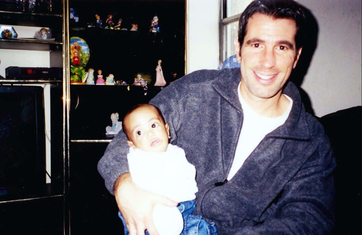 Trova un bambino nella stazione della metropolitana e lo adotta