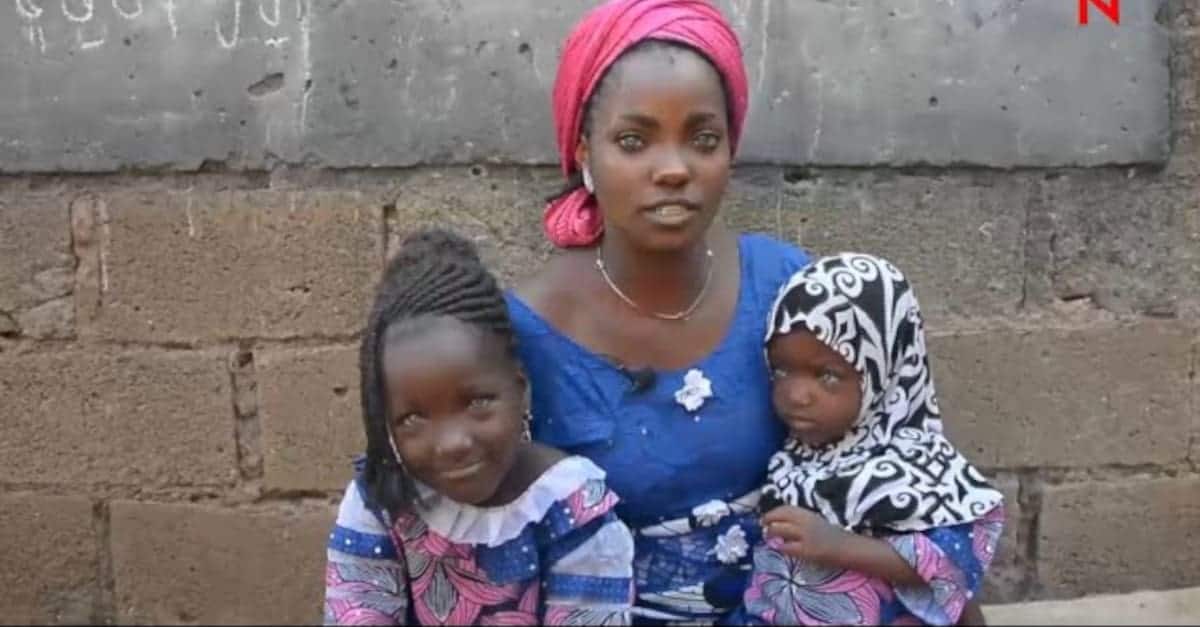 Un uomo africano ha abbandonato la moglie e le figlie a causa dei loro occhi azzurri. Il loro aspetto è bellissimo
