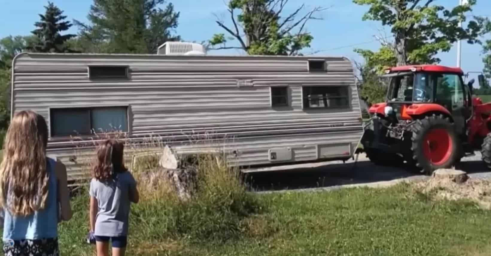 Una ragazzina di 11 anni compra e trasforma un vecchio camper in un’adorabile e minuscola casa