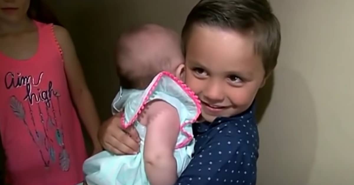 Bimbo di 5 anni diventa un eroe salvando la mamma durante un’emergenza