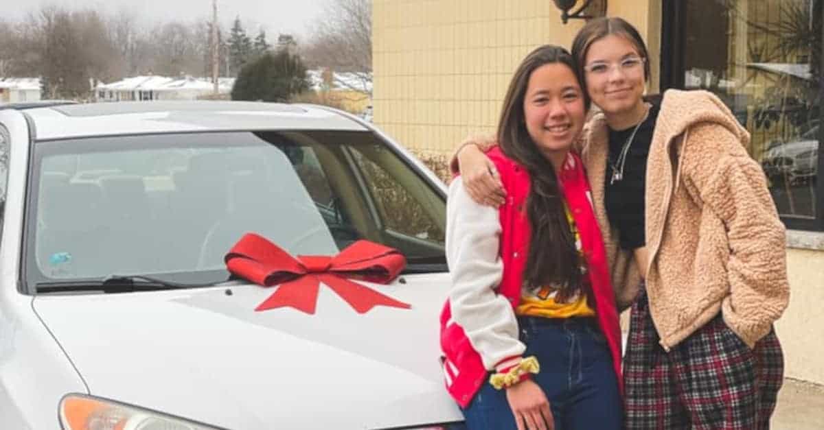 Giovane vince una nuova auto e poi la regala ad un collega che ne aveva più bisogno