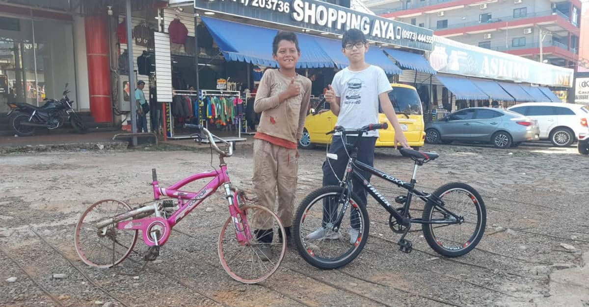 Ragazzino regala la sua bici ad un ragazzino che ne aveva una senza sella né cerchioni