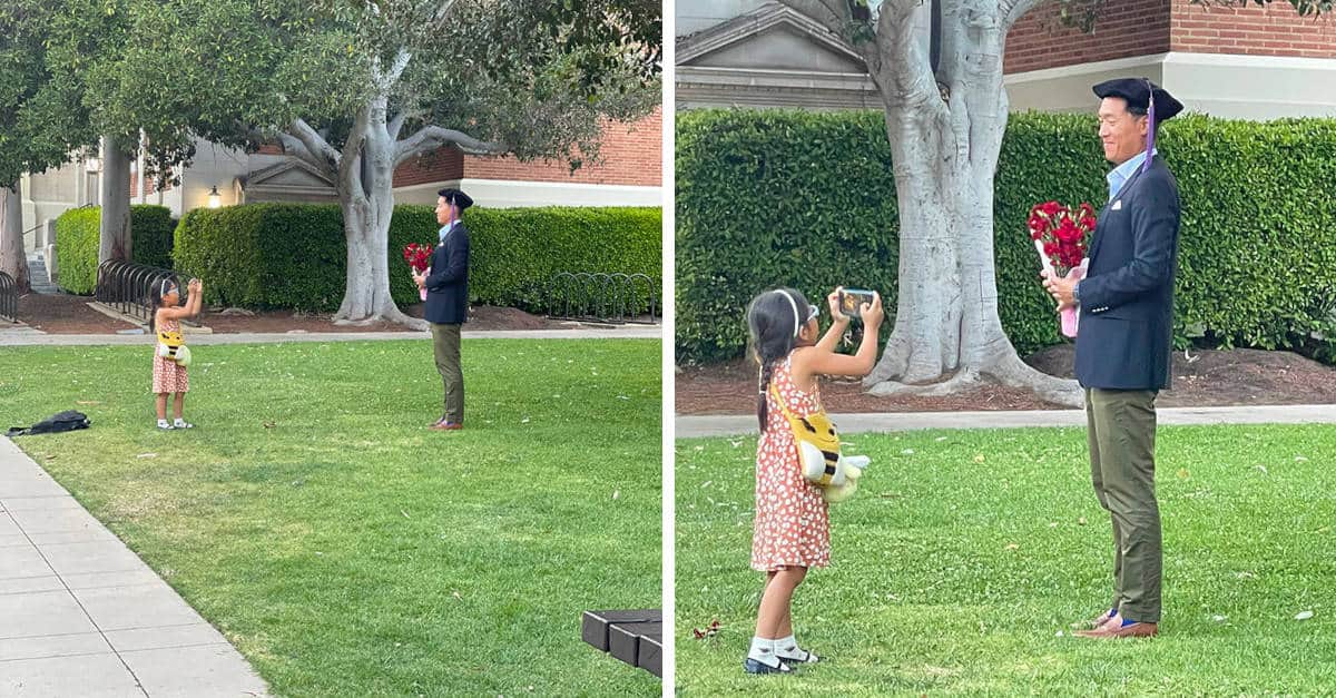 La figlia scatta foto al papà il giorno della laurea dal college