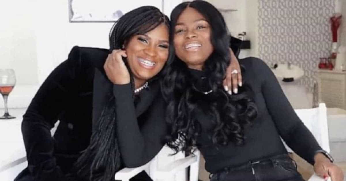 Le migliori amiche scoprono di essere sorelle