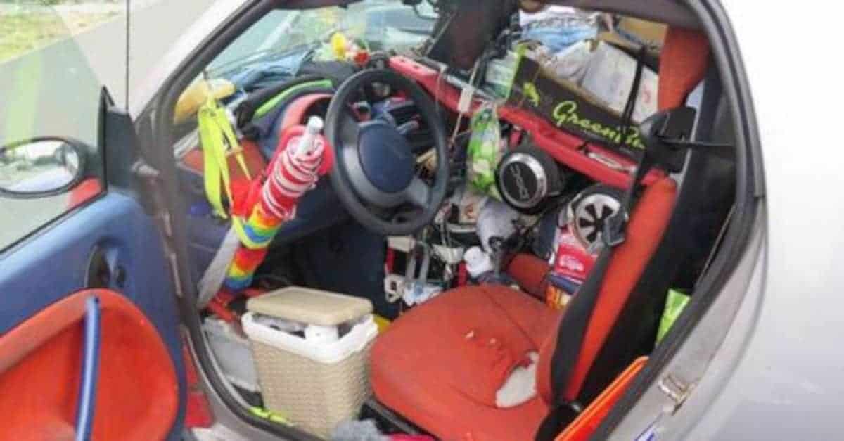 La polizia intercetta un conducente e viene sorpresa quando procede all’ispezione del veicolo
