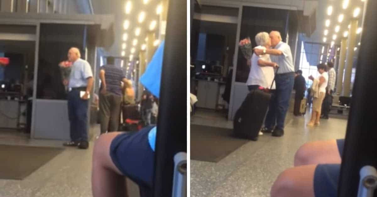 L’anziano aspetta la moglie in aeroporto e lascia gli altri passeggeri commossi fino alle lacrime