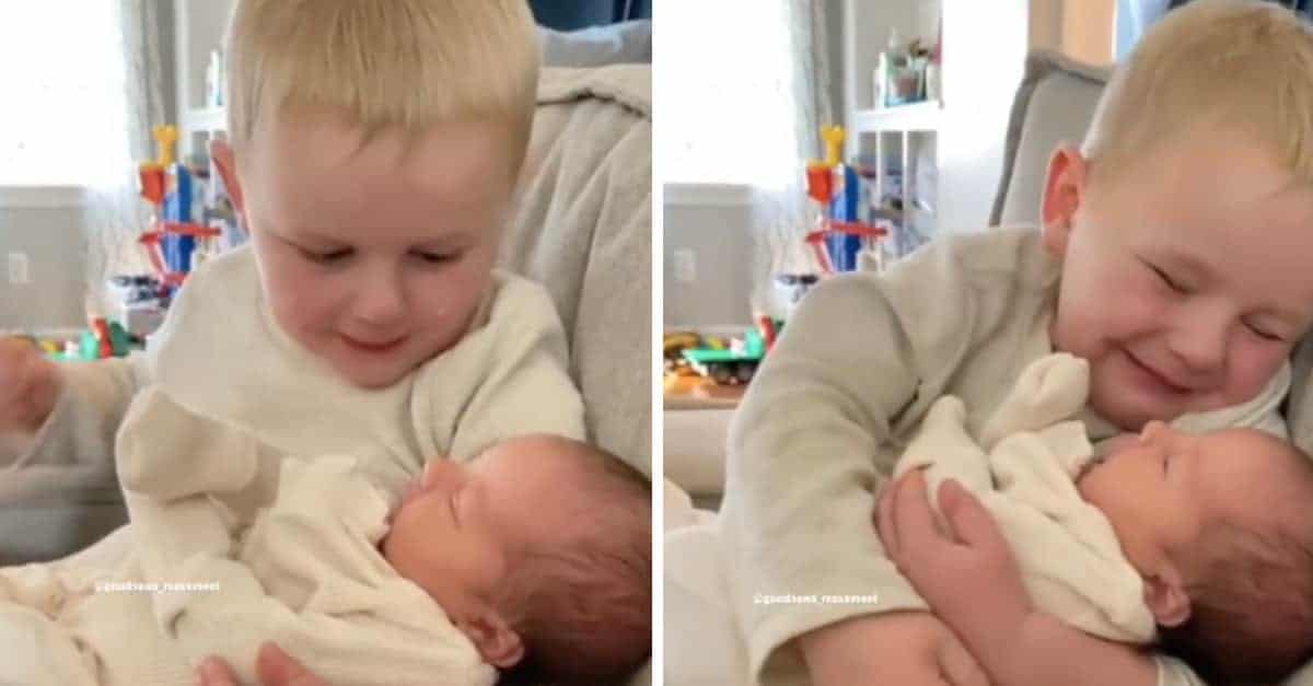 Il fratello tiene in braccio la sorellina per la prima volta. Una reazione davvero commovente