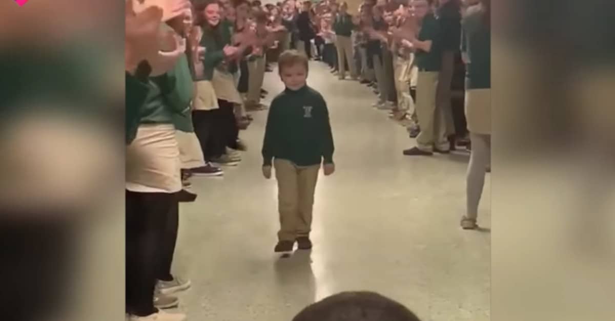Il bambino di 6 anni è sorpreso dai suoi compagni di classe dopo l’ultimo trattamento chemioterapico