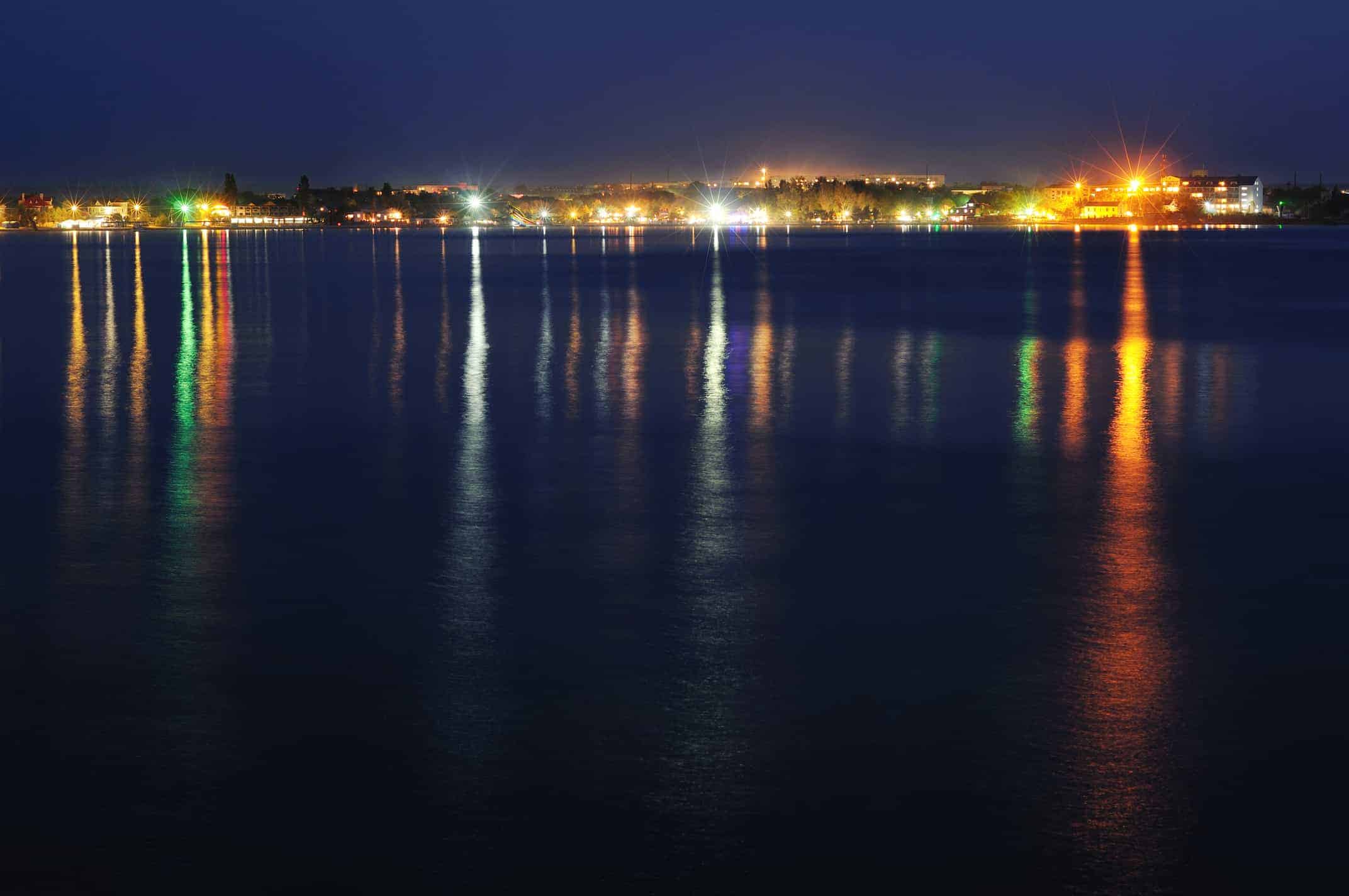 I 3 Segni dello zodiaco che amano fare il bagno di notte al mare
