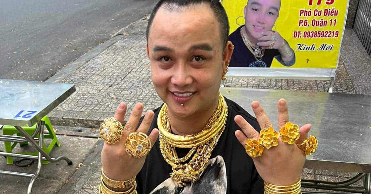 Un uomo cammina ogni giorno con diversi chili di gioielli d’oro sul corpo: “Chi ha dei dubbi può venire a dare un’occhiata”