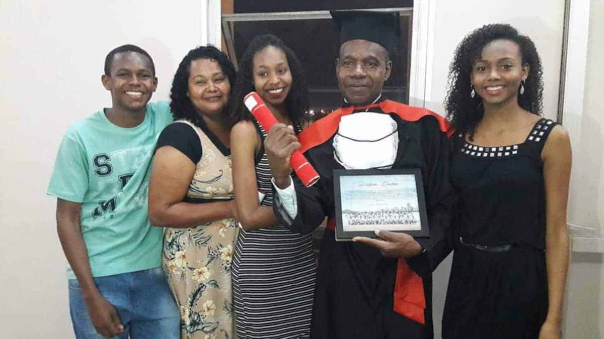 Il bidello realizza il suo sogno laureandosi in giurisprudenza nell’università in cui lavora