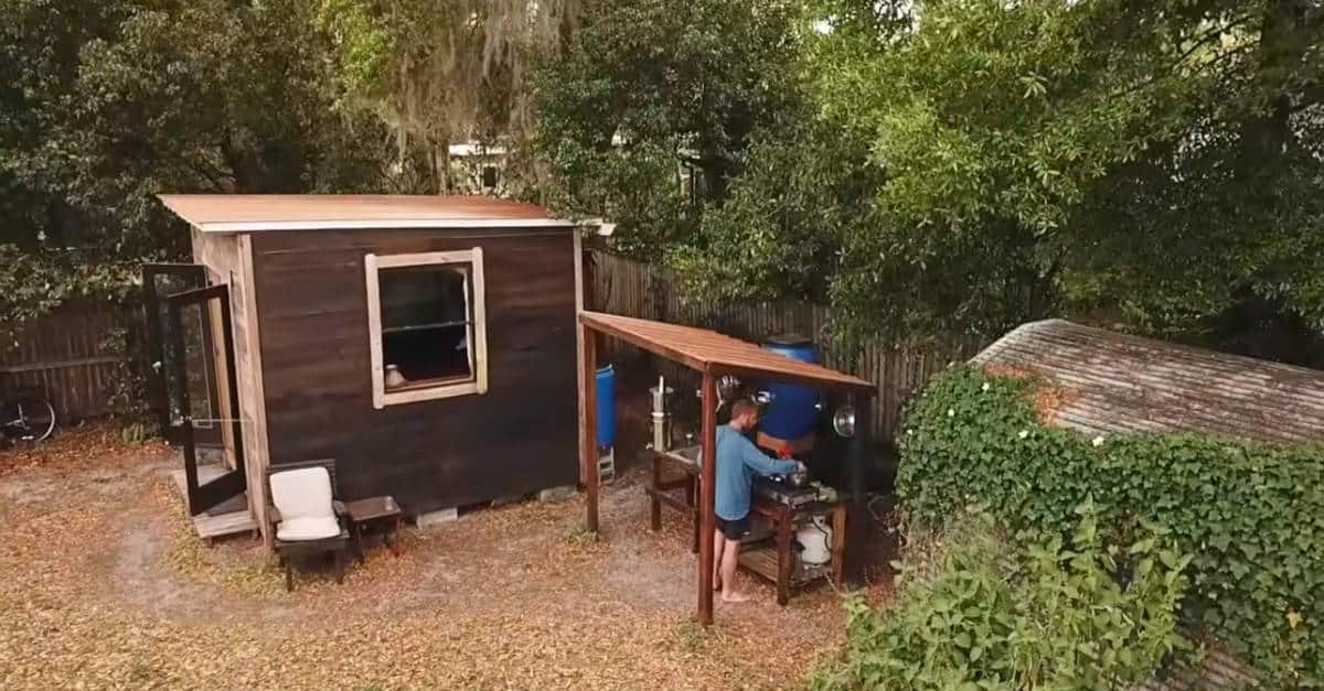 L’uomo mostra come vive in una minuscola casa di 9mq che ha costruito con soli $ 1.500 ed è completamente sostenibile