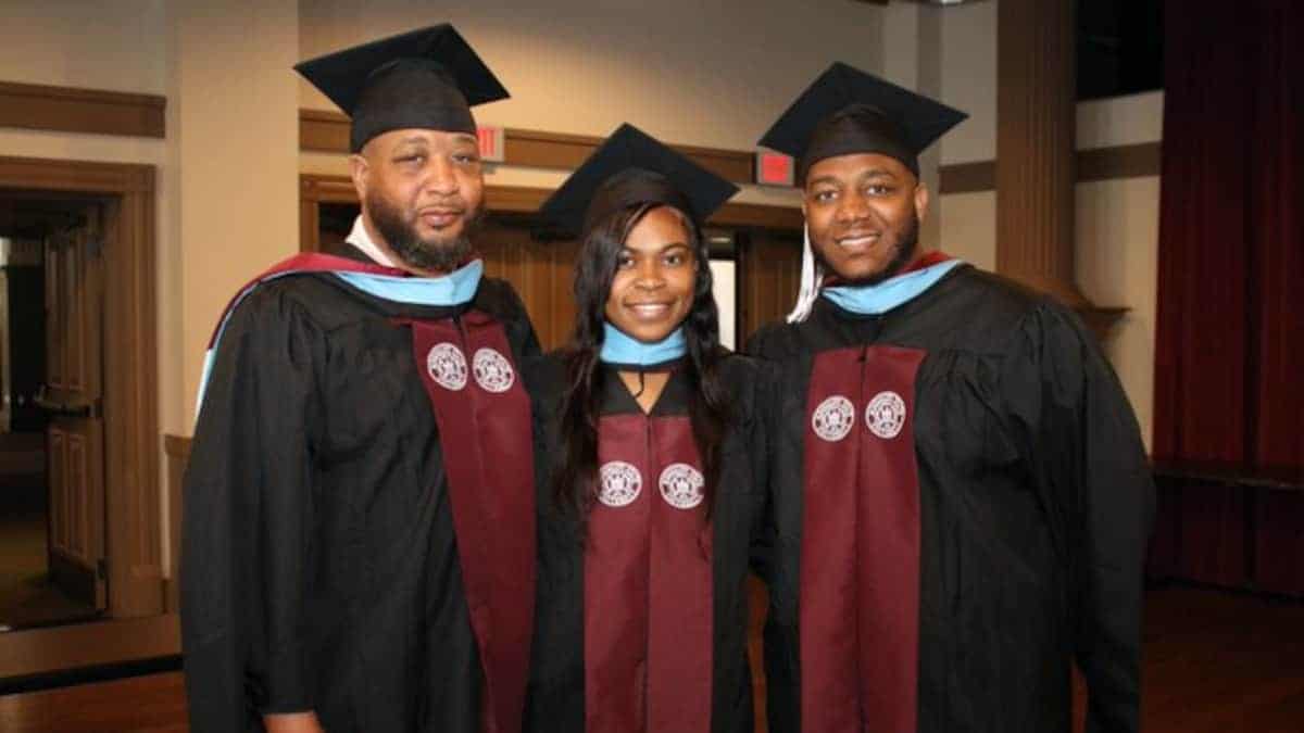 Padre, figlia e figlio si laureano e conseguono un master insieme