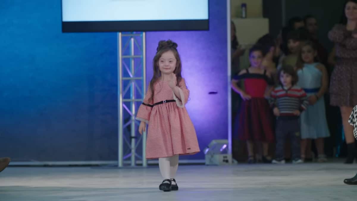 L’adorabile bambina con Trisomia21 conquista la passerella della moda junior