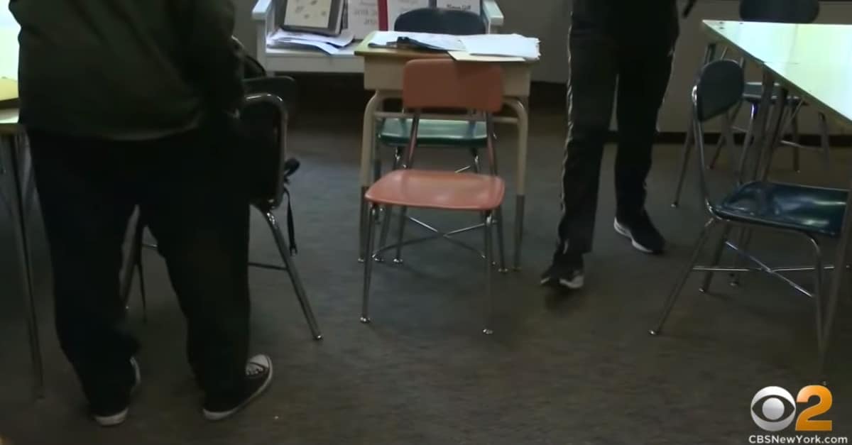 Per oltre 50 anni l’insegnante tiene una sedia vuota in mezzo all’aula per insegnare agli studenti una lezione importante