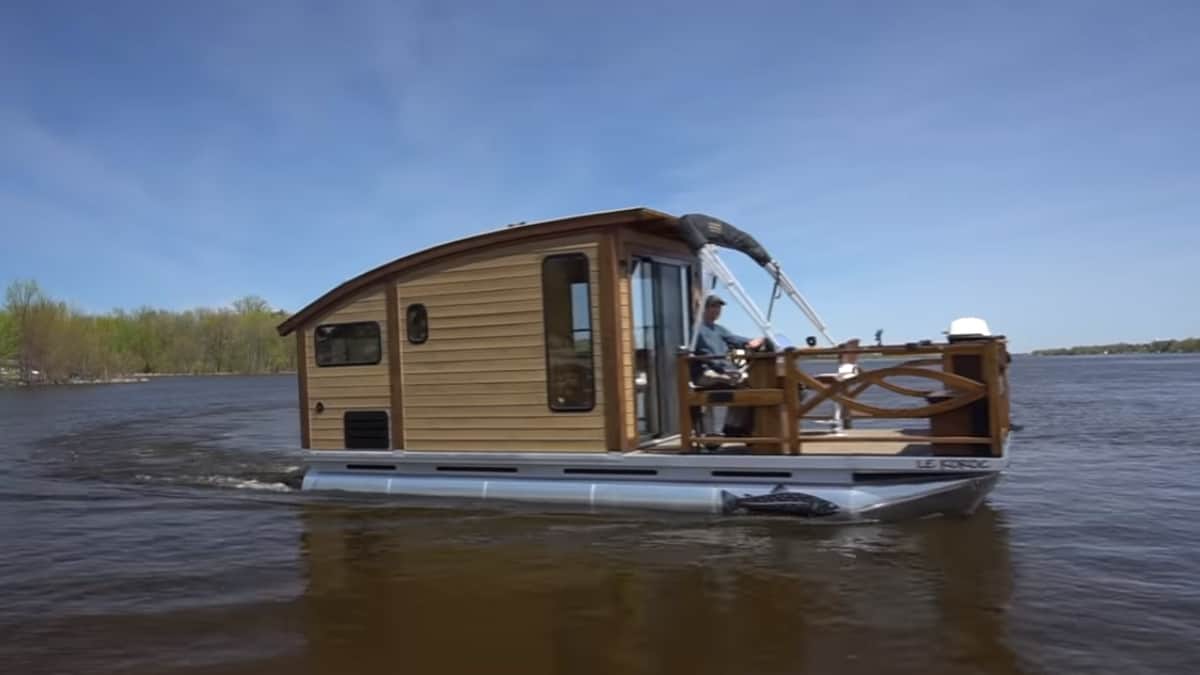 Falegname realizza il sogno di vivere la vita sull’acqua con una piccola casa costruita a mano