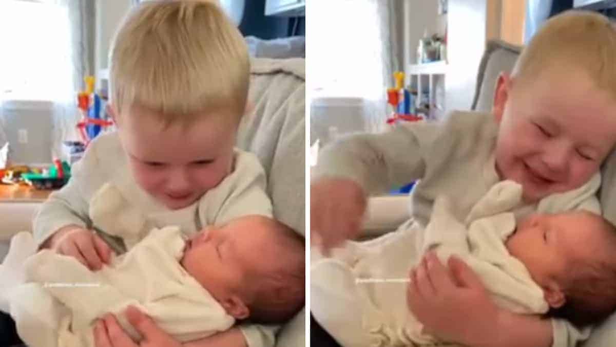Il bimbo è felice di tenere in braccio la sorellina appena nata per la prima volta (VIDEO)