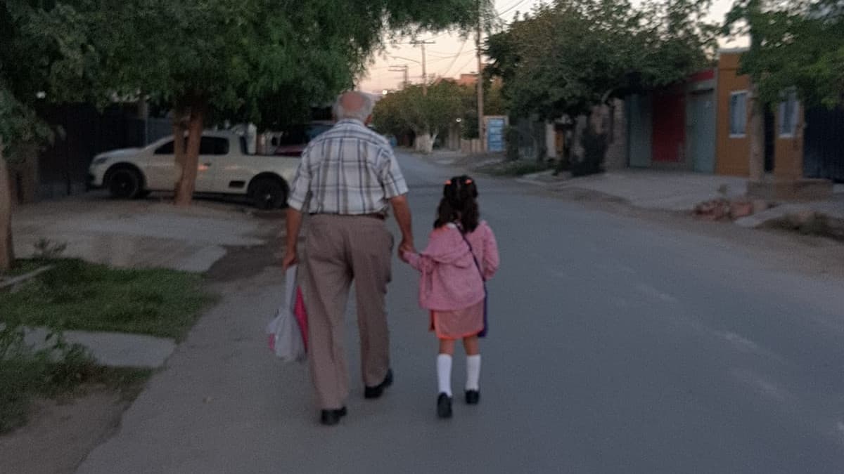 La mamma non poteva accompagnarla il suo primo giorno e il bisnonno si è vestito elegantemente per accompagnarla