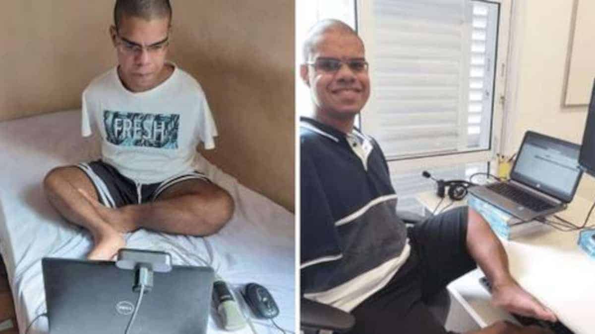Il giovane senza braccia rompe i pregiudizi e usa i piedi per programmare al computer: “Amo quello che faccio”