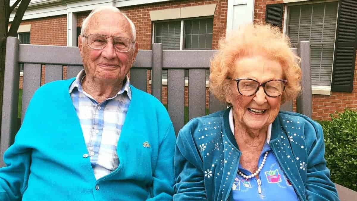 Si innamorano all’istante in una casa di riposo e si sposano a 100 anni