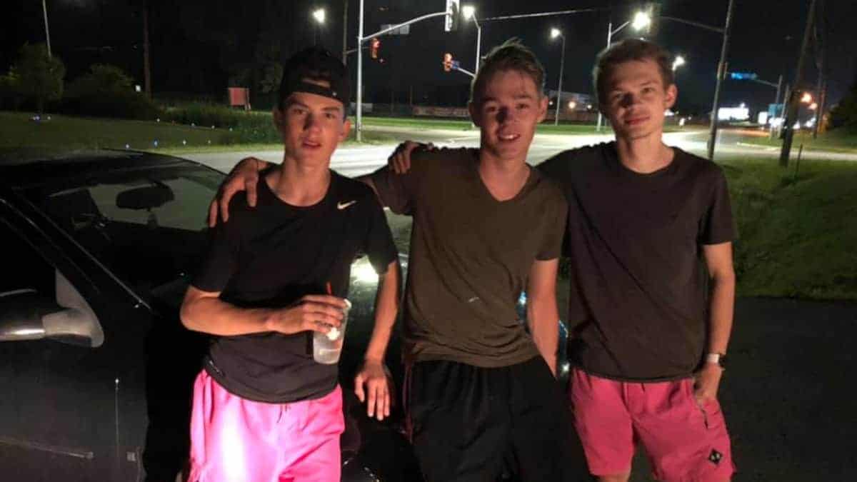 3 Ragazzini aiutano una donna con l’auto in panne, l’hanno spinta per circa 9 Km