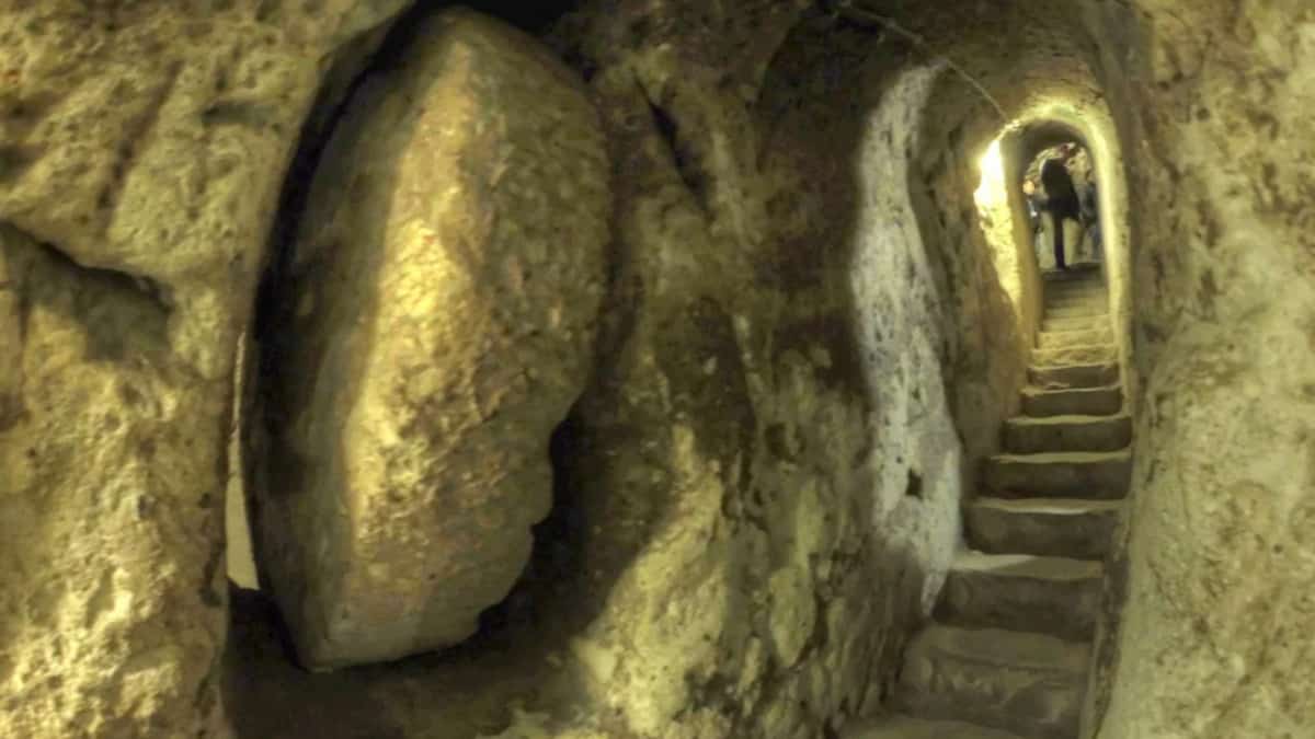 Abbatte un muro del seminterrato e scopre l’entrata per un’antica città sotto terra