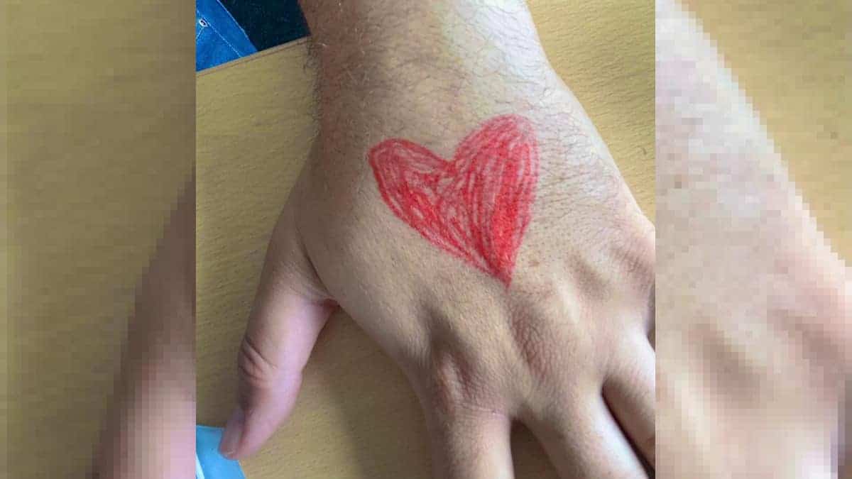 Il padre ha un cuore in mano per una ragione commovente