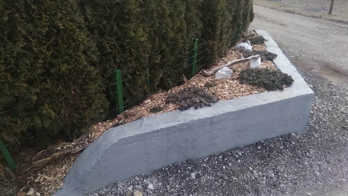Dopo che i vicini hanno distrutto una recinzione più volte, l’uomo ne costruisce una che distrugge 5 delle loro auto