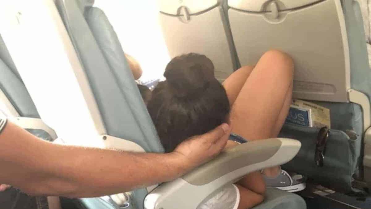 Il padre ha sostenuto la testa di sua figlia per 45 minuti in modo che potesse dormire sull’aereo