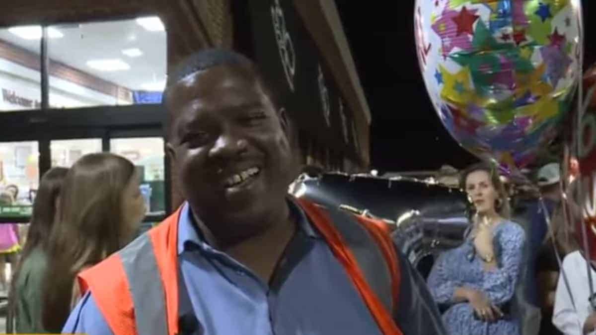 Lascia il lavoro dopo 20 anni ed i clienti lo ringraziano raccogliendo 30.000$ (Video)
