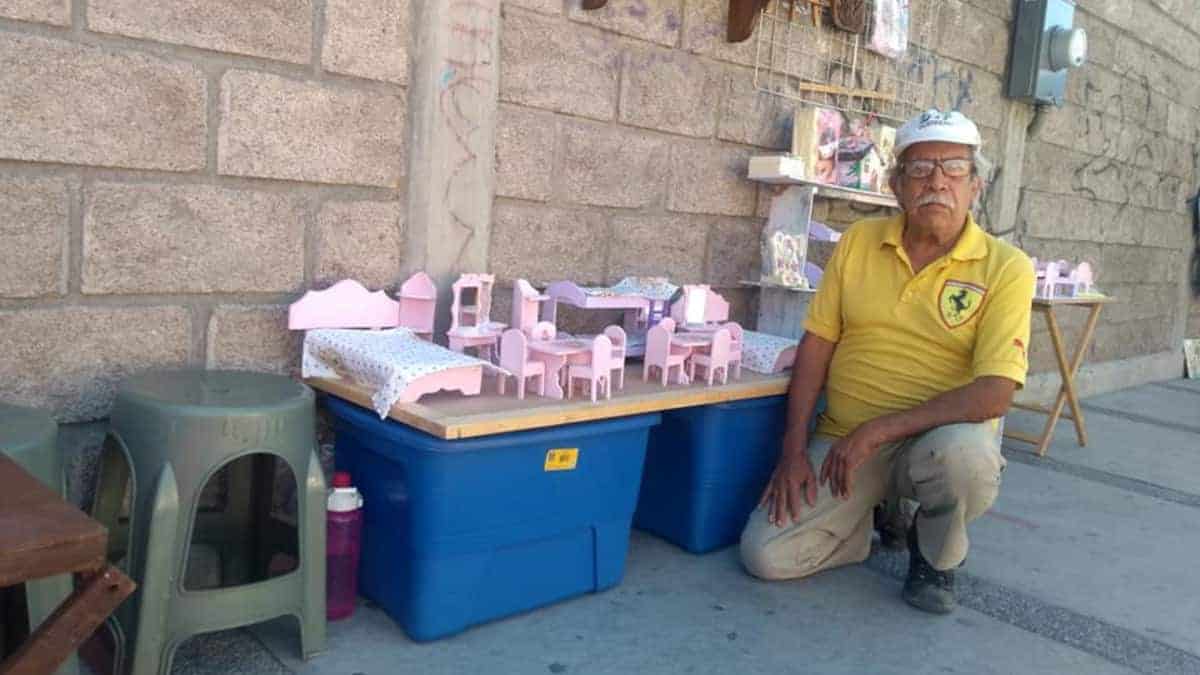 70enne crea piccoli mobili in miniatura per sopravvivere ma non li compra nessuno. Un ragazzo lo vede in lacrime e decide di aiutarlo