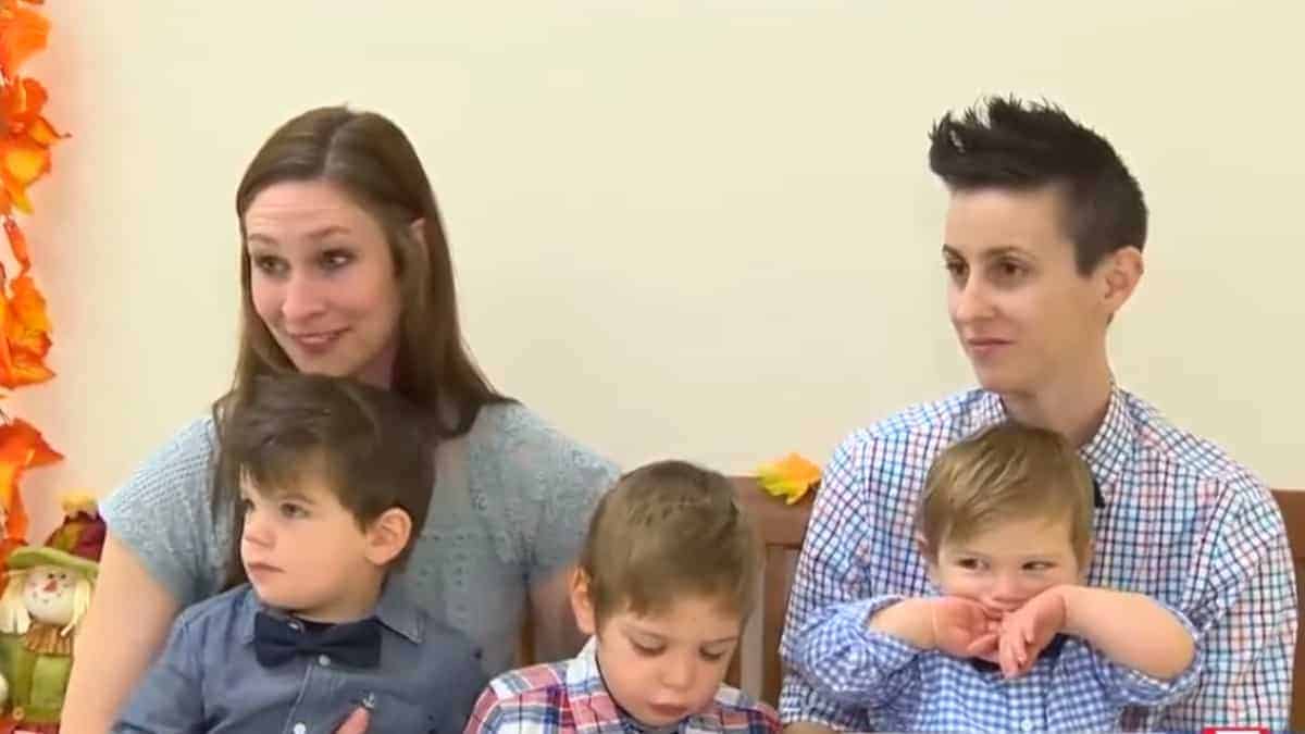 Due mamme erano intenzionate ad adottare solamente un bimbo ma ne adottano tre: “Non vogliamo separarli, sono fratelli”