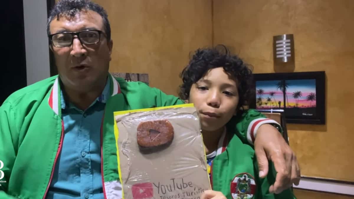 Il figlio regala al papà il bottone di YouTube fatto a mano per supportare il suo canale