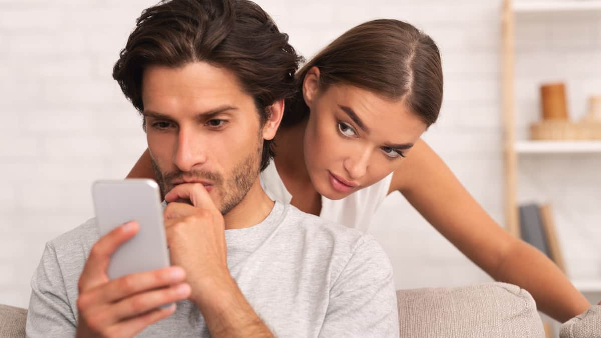 Controllano il partner in tutto e per tutto, ecco di quali segni zodiacali parliamo