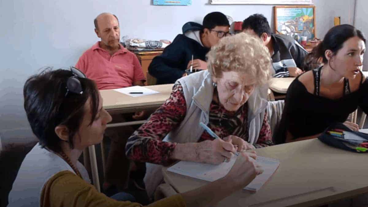 La straordinaria 99enne ha deciso di ritornare a scuola