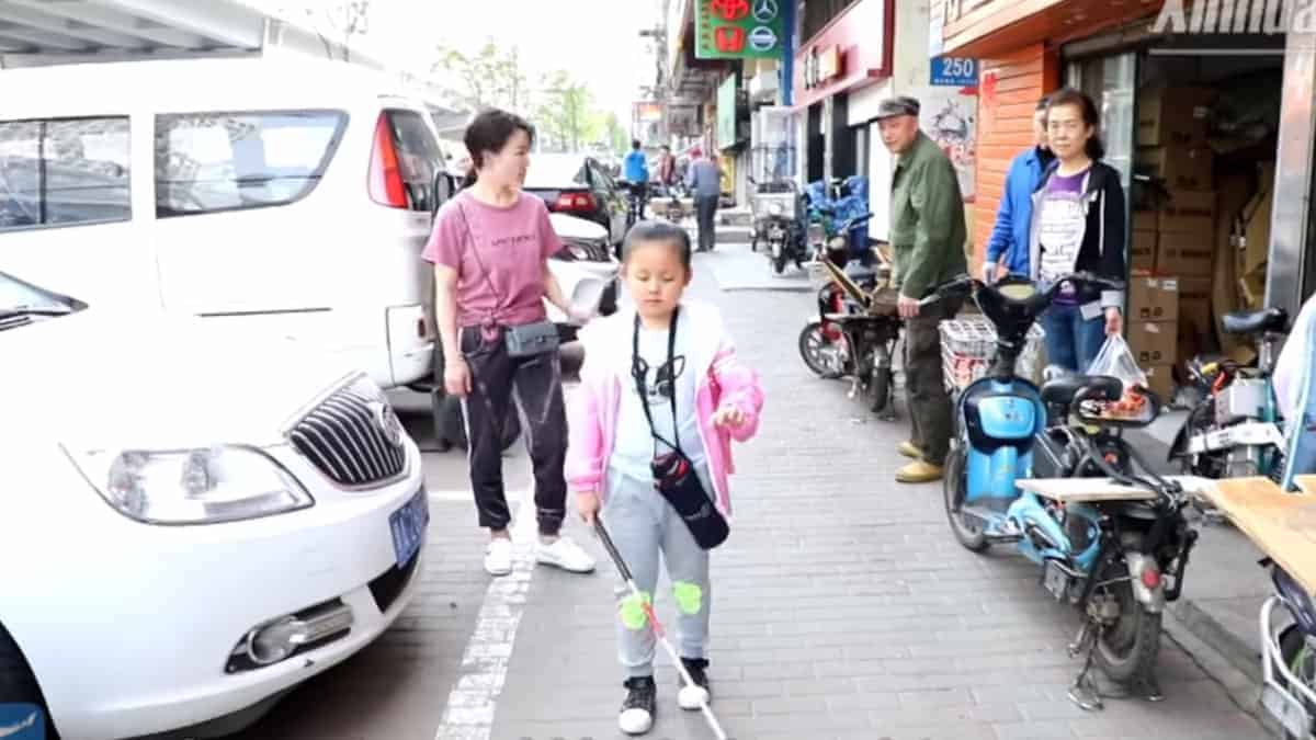 La ragazzina cieca pensa di andare a scuola da sola, ma sua madre è sempre lì a sorvegliarla