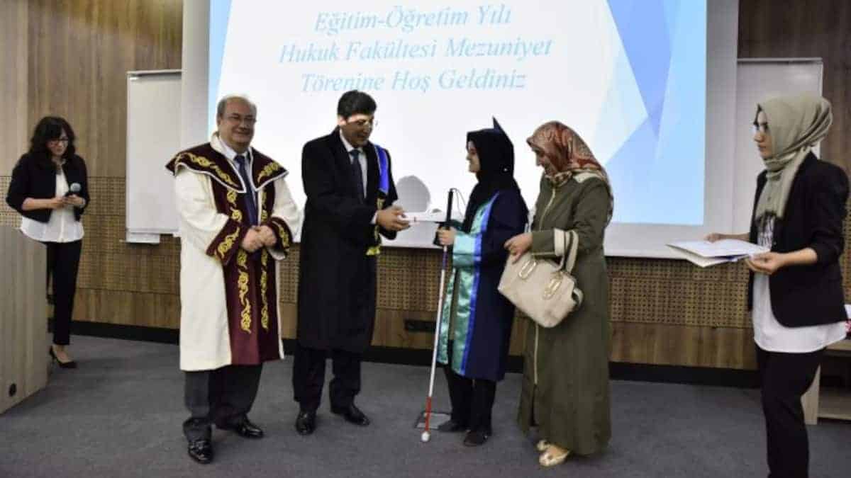 Assiste la figlia non vedente nello studio e nella laurea: ottiene un eccezionale premio