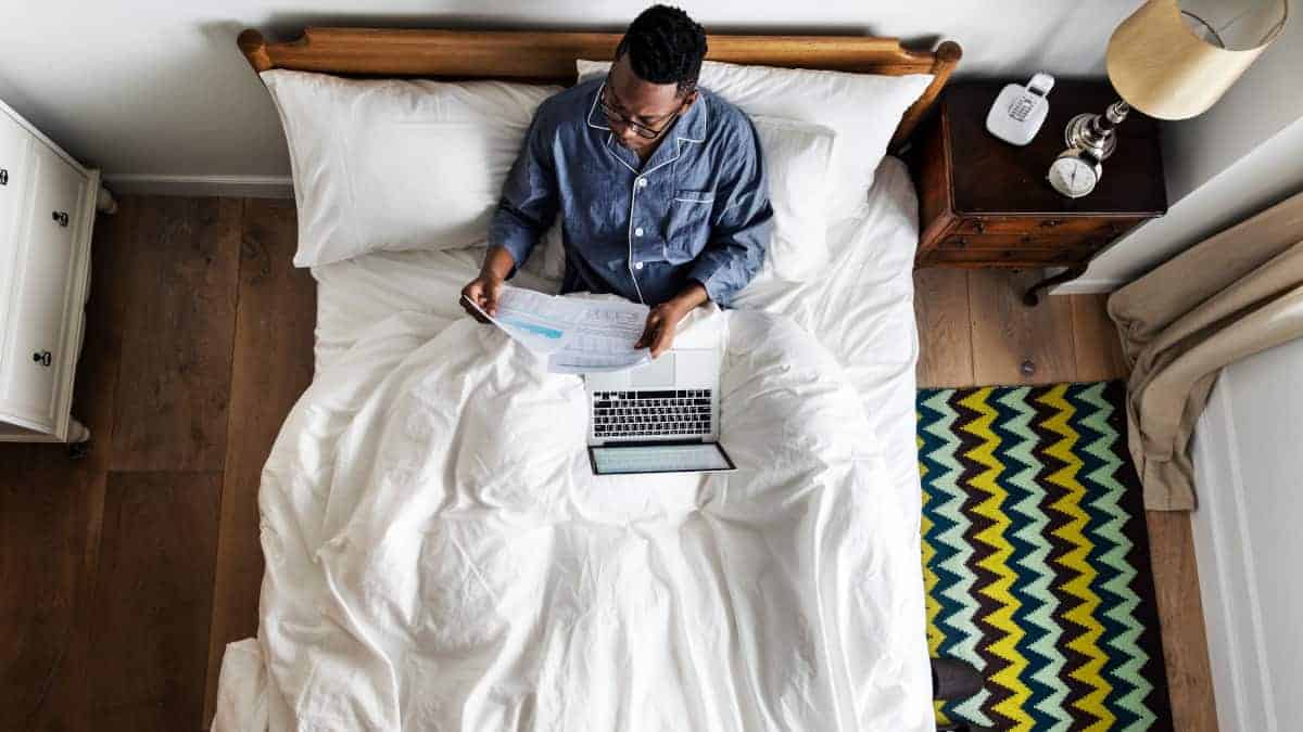 I segni dello zodiaco che amano lavorare direttamente dal letto