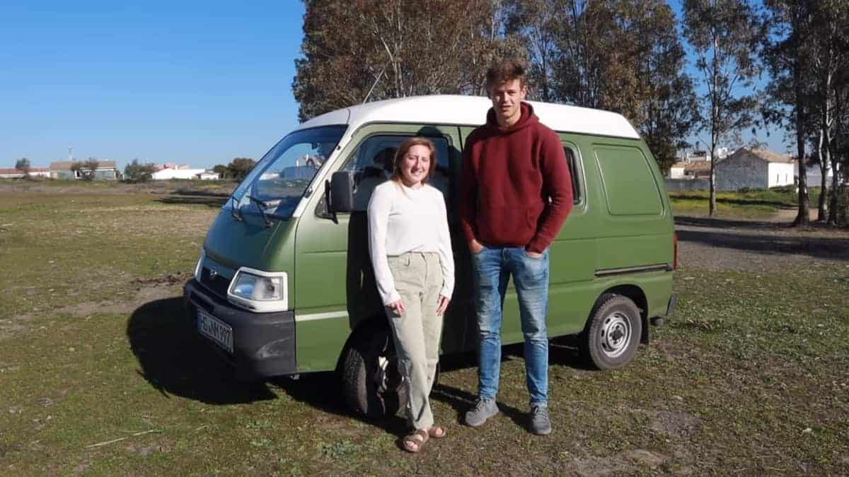 La coppia mostra gli interni del loro minuscolo micro camper che consente loro di chiamare casa qualsiasi posto