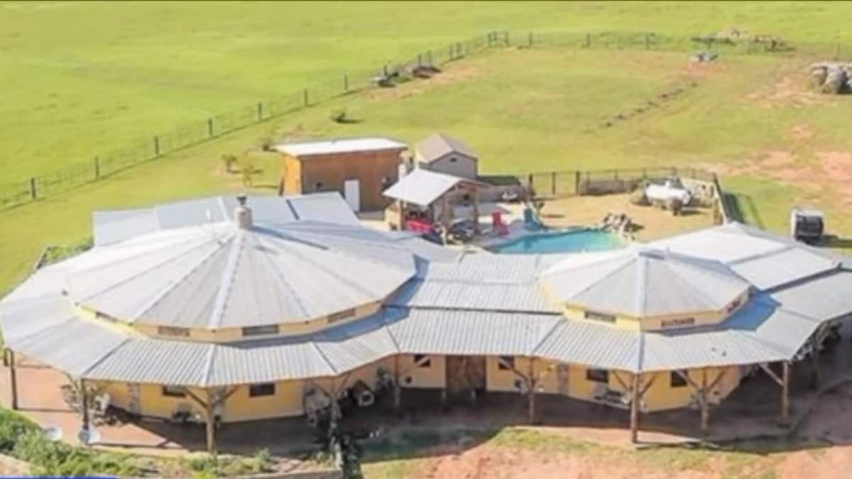 L’uomo costruisce a mano una splendida casa di 370 metri quadrati in modo da poter vivere senza debiti